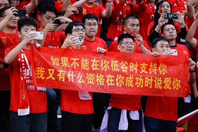 皇马中场贝林厄姆疑似脚踝受伤，将影响与皇家社会的较量